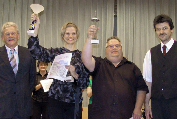 DHV-Bezirksvorsitzender Trudpert Beckert (links) und sein Stellvertreter Hubert Rombach (rechts) überreichten die Bezirksmeisterpokale an Silke D’Inka und Michael Huck. Foto: Manfred Lange