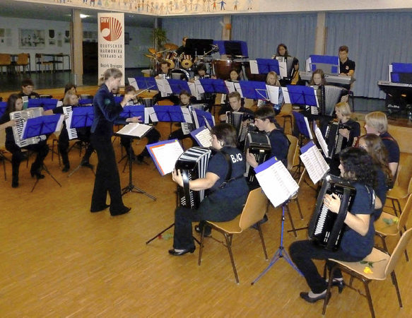 Ein beeindruckendes Konzert unter der Stabführung von Silke D’Inka gab das Bezirksjugendorchester des Harmonikaverbandes Breisgau zum Abschluss ihrer dreitägigen Projektphase. Foto: Eberhard Gross