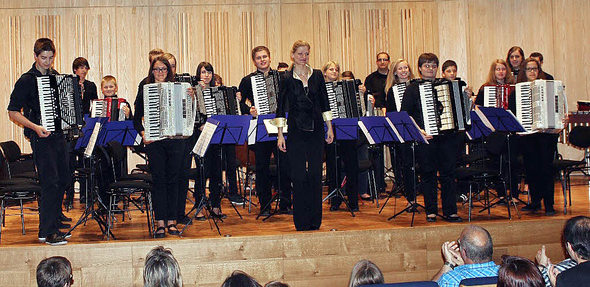 Das Jugendorchester der Akkordeongruppe Münstertal erreichte beim Akkordeon-Landesjugend-Wettbewerb unter der Leitung von Silke D’Inka (Bildmitte) in der Höchststufe das Prädikat „hervorragend“ und stellte damit erneut seinen hohen Leistungsstand unter Beweis. Foto: privat