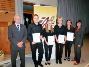 Lukas Burget, Jessica Böhler, Carolin Reisdorf und Marilena Steffi (v.l.) wurden für 10 jähriges aktives Musizieren in der Akkordeongruppe von der Stellvertr. Bezirksvorsitzenden des DHV Charlotte Eckmann (rechts) und vom 1. Vors. Trudpert Beckert (links) ausgezeichnet.