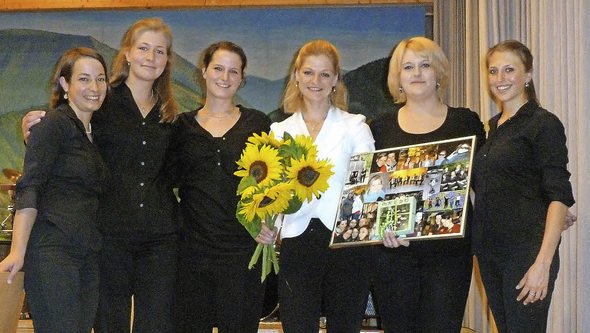 Das Jugendensemble der Akkordeongruppe trat beim Jahreskonzert letztmals auf. Unser Bild zeigt die erfolgreichen Mitglieder Christina Muckenhirn, Theresa Riesterer, Elena Gutmann, Patricia Nägelin und Fabienne Stiefvater (von links) zusammen mit der musikalischen Leiterin Silke D’Inka (mit Blumen). Foto: Eberhard Gross